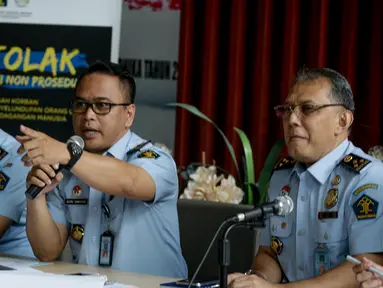 Kabag Humas Imigrasi Agung Sampurno (tengah) menggelar jumpa pers di Jakarta, Senin (20/3). Setelah menuai kritik keras dari publik, Imigrasi menghapus syarat uang Rp 25 juta di rekening bagi TKI yang mengurus paspor. (Liputan6.com/Faizal Fanani)