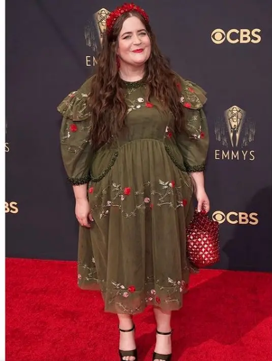 Bryant mengenakan gaun hijau bermotif bunga yang dirancang khusus oleh Simone Rocha dan di-styling oleh Rebecca Grice. (Foto: Instagram Aidy Bryant)