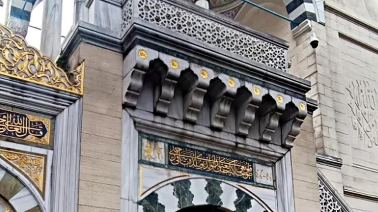 6. Agar pengunjung merasa nyaman, bagian depan masjid juga dilengkapi lobi dengan sofa yang empuk.