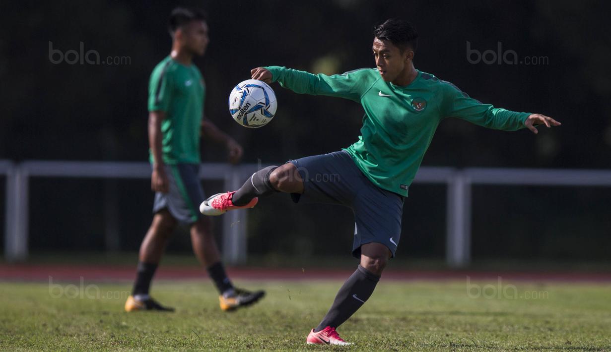 Gelandang Timnas Indonesia U-22, Febri Hariyadi, menendang bola saat latihan di Stadion UKM, Selangor, Senin (14/8/2017). Ini merupakan latihan terakhir jelang laga SEA Games melawan Thailand. (Bola.com/Vitalis Yogi Trisna)