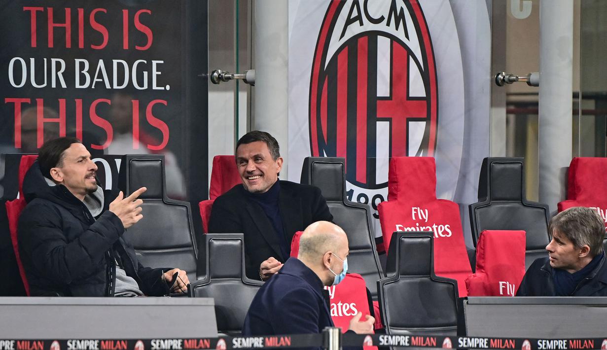 Direktur olahraga AC Milan, Paolo Maldini (kanan) berbincang dengan pemain AC Milan, Zlatan Ibrahimovic saat laga lanjutan Liga Italia 2020/2021 antara AC Milan melawan Udinese di Stadion San Siro, Milan, 3 Maret 2021. (AFP/Miguel Medina)