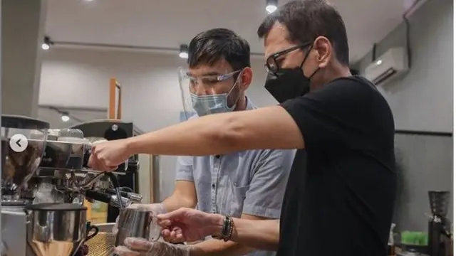 Kegiatan Terakhir Wishnutama Sebagai Menparekraf, Pimpin Rapat dan Jadi Barista
