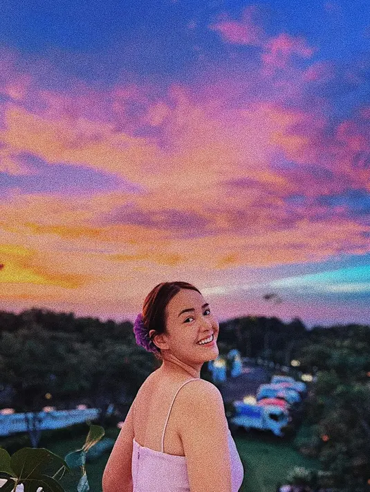 Begitu juga dengan penggunaan aksesori jepit rambut dengan hiasan bunga besar (Foto: Instagram @amandamanopo)