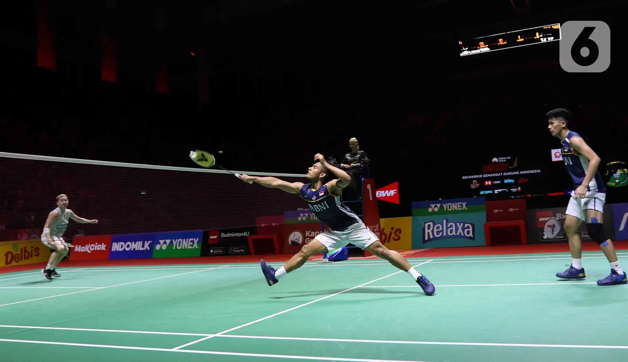 Pram/Yere berusaha bangkit, tapi Aaron/Soh sudah berada di atas angin. (Liputan6.com/Herman Zakharia)