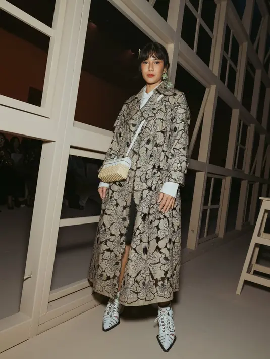 Hadir di fashion show, Dian Sastro kenakan kemeja lengan panjang di balik oversized laser cut outer. Dipadu dengan bawahan pendek dan heels [@therealdisastr]