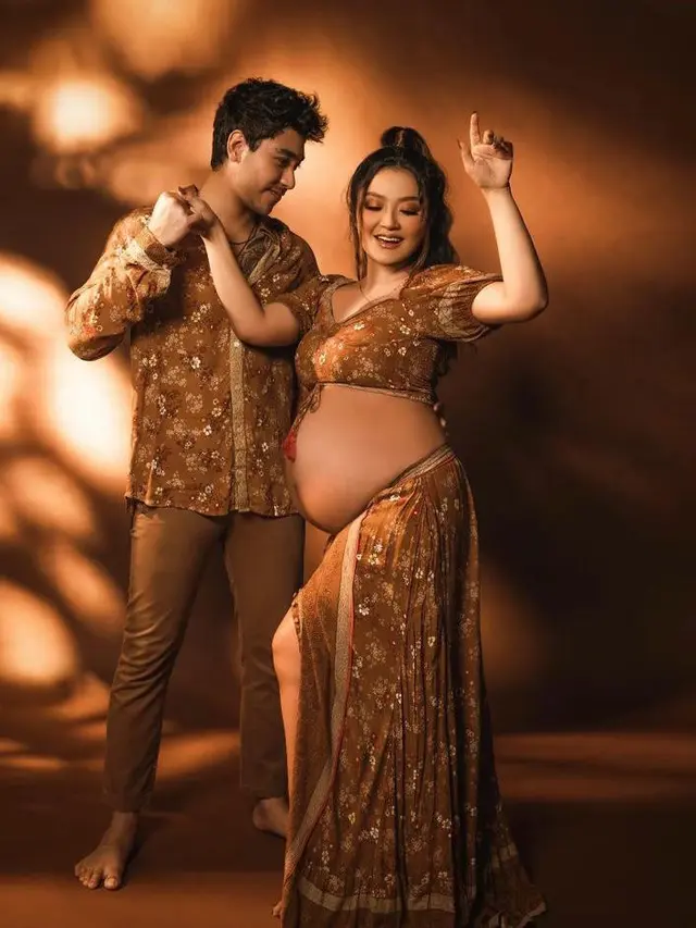 7 Gaya Maternity Shoot Siti Badriah dan Krisjiana, Memesona dengan Konsep Bohemian