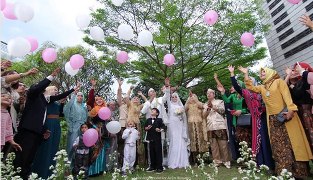 "Iya mungkin kurang lebih karena saya bukan wanita karier lagi sekarang. Sekarang memegang tanggung jawab yang lebih besar sebagai seorang istri," kata Annisa Nabilah yang telah sah menjadi istri Husein Alatas. (Instagram/wahyu_cdm93)