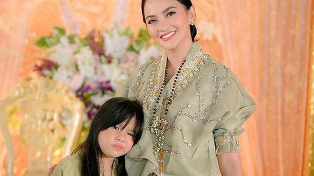 6 Potret Cantik Ririn Ekawati saat Hadir ke Kondangan Pakai Baju Bodo, Pakaian Tradisional Masyarakat Suku Bugis