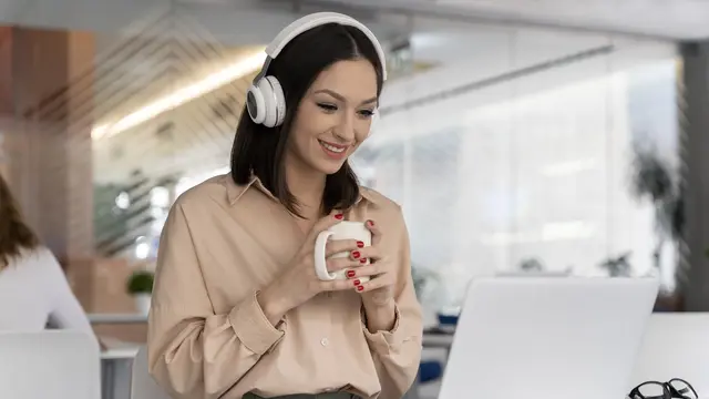 mendengar musik saat bekerja