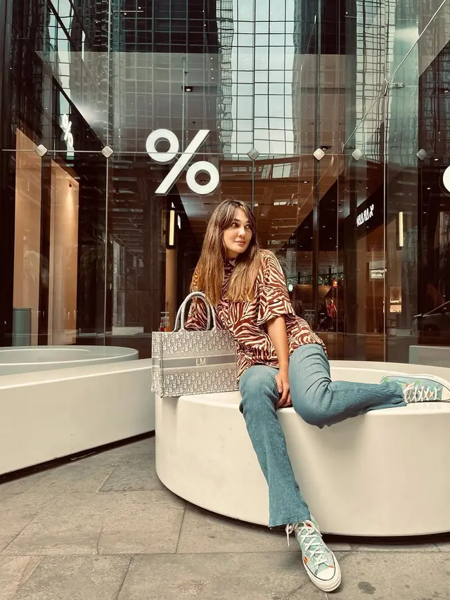 9 Gaya Luna Maya saat Pakai Sepatu Sneakers yang Stylish dan Kasual