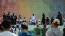 Warga menyaksikan saat algojo mengeksekusi cambuk terhadap terpidana pelanggar hukum syariat Islam, diantaranya karena mencium seorang wanita saat siaran langsung TikTok, menjalani hukuman cambuk di Taman Bustanussalatin, Banda Aceh, Aceh, Kamis (2/7/2026). (AP Photo/Reza Saifullah)