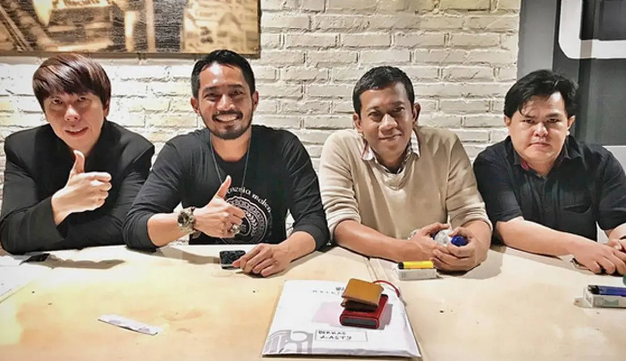 "Bincang bincang hangat sambil makan nasi goreng biar kekinian sampe warung tutup...ya nggak Abang2 @henry.indraguna @advokat_djawa," tulis yamacarlos7 sebagai keterangan foto. (Instagram/yamacarlos7)