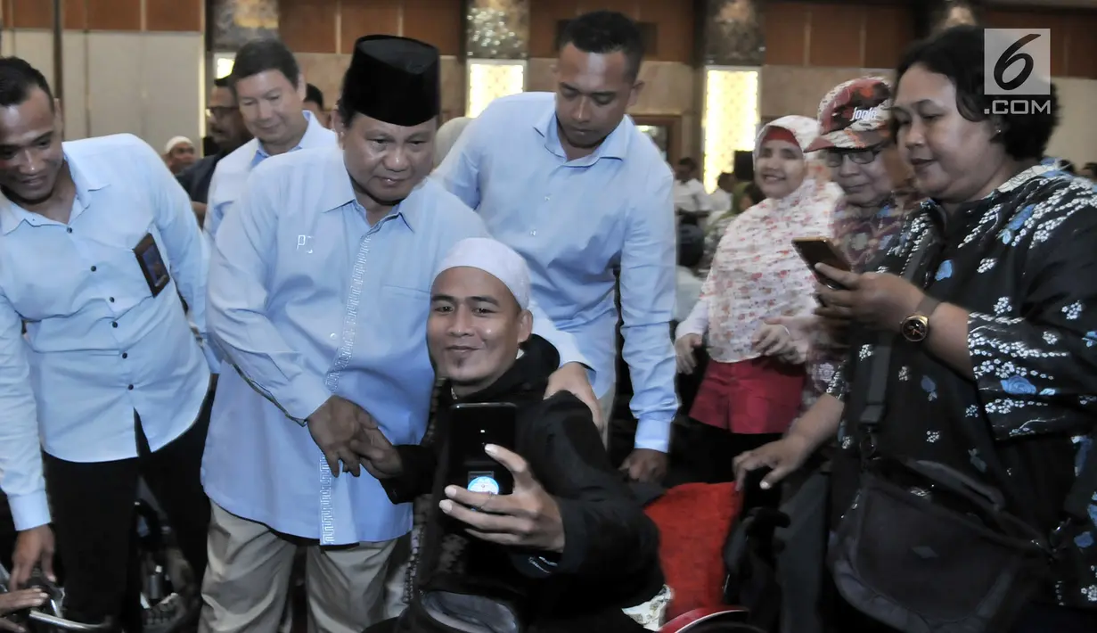 Calon presiden nomor urut 02 Prabowo Subianto menyalami penyandang disabilitas saat menghadiri peringatan Hari Disabilitas Internasional ke-26 di Jakarta, Rabu (5/12). Acara ini dihadiri Komunitas Disabilitas Indonesia. (Merdeka.com/Iqbal Nugroho)