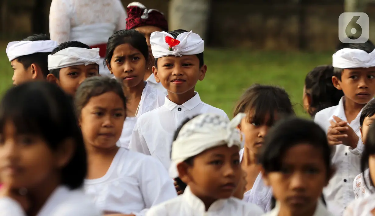 Sejumlah pelajar dari Sekolah Dasar di desa Penglipuran bersiap mengikuti upacara peringatan detik-detik Proklamasi di halaman Tugu Pahlawan Banjar Penglipuran, Kabupaten Bangli, Bali, Kamis (17/8/2023). (Liputan6.com/Helmi Fithriansyah)