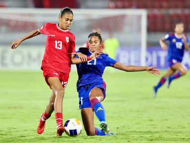 Pemain Timnas Indonesia Putri U-17, Claudia Scheunemann (kiri) berebut bola dengan pemain Timnas Filipina Putri U-17, Lauren Villasin pada laga Grup A Piala Asia Wanita U-17 2024 di Stadion Kapten I Wayan Dipta, Gianyar, Bali, Senin (6/5/2024). (Dok. PSSI)