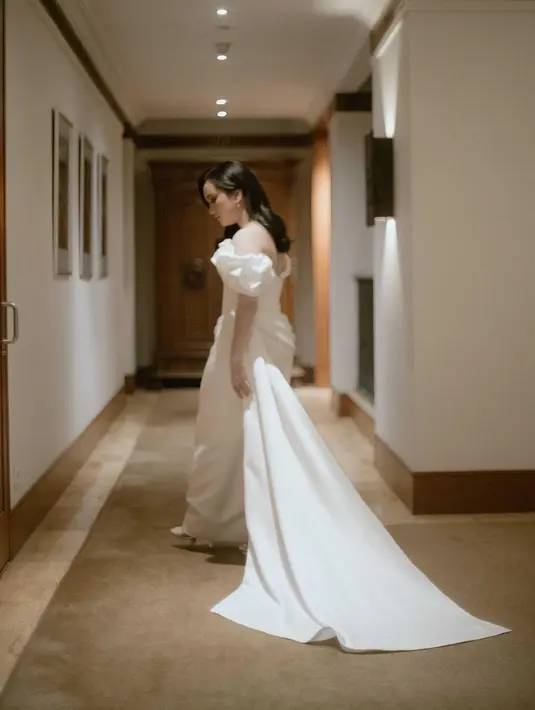 Tampilan dari belakang, rok berbentuk lurus tersebut tampak membuat ilusi kaki lebih panjang untuk Rachel Amanda yang bertubuh petite [IG @auroramanda95]