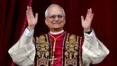 Robert Francis Prevost memilih nama kepausan Leo XIV. Tampak dalam foto, Paus Leo XIV yang baru terpilih, Robert Francis Prevost saat berpidato di hadapan puluhan ribu umat Katolik dari balkon loggia utama Basilika Santo Petrus untuk pertama kalinya di Vatikan, pada 8 Mei 2025. (Tiziana FABI/AFP)