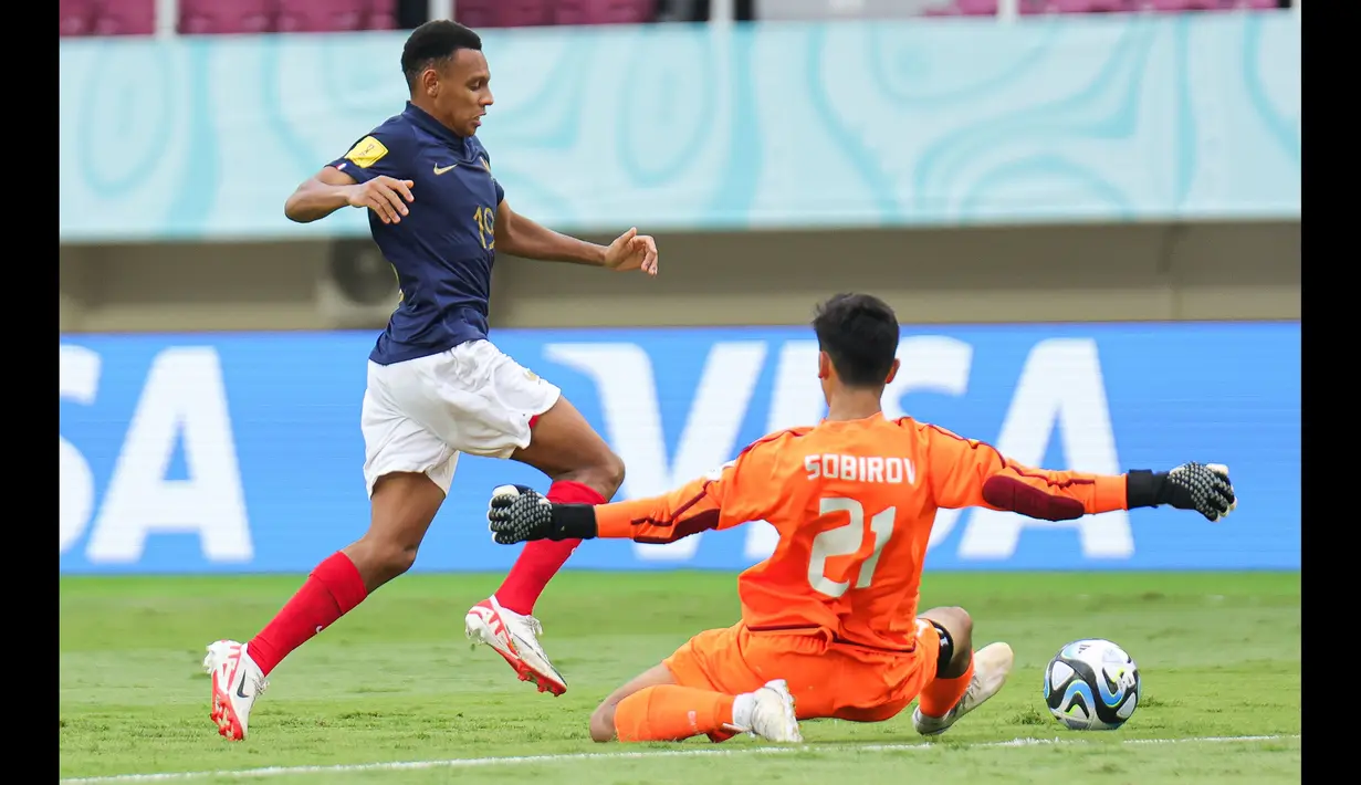 Pemain Timnas Prancis U-17, Joan Tincres berusaha melewati kiper Timnas Uzbekistan U-17, Mukhamadyusuf Sobirov untuk mencetak gol pada laga perempat final Piala Dunia U-17 2023 di Stadion Manahan, Solo, Sabtu (25/11/2023). (Doc. LOC WCU17/NFL)