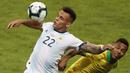 Pemain Brasil, Alex Sandro, duel udara dengan striker Argentina, Lautaro Martinez, pada laga Copa America 2019 di Stadion Mineirao, Rabu (3/7). Brasil menang 2-0 atas Argentina. (AP/Nelson Antoine)