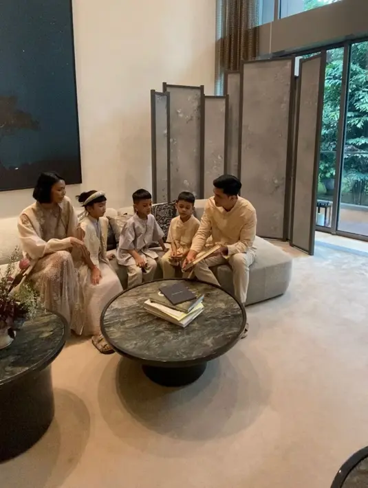 Tak lupa, koleksi untuk anak-anak yang senada dengan koleksi dewasa hadir untuk dikenakan bersama keluarga dalam merayakan hari raya Idul Fitri. Koleksi ini dinamakan “SAPTOJO INSIMUL” yang memiliki arti yaitu, kebersamaan. /Foto: Adinda Tri Wardhani - Fimela.com.