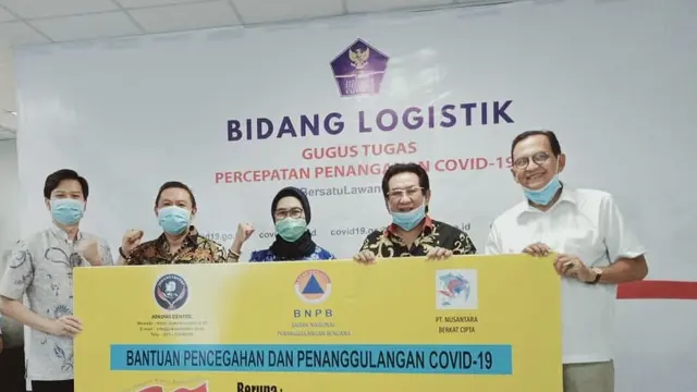 Anwar Fuady dan aktor senior Roy Marten menyambangi gedung pusat Badan Nasional Penanggulangan Bencana (BNPB)