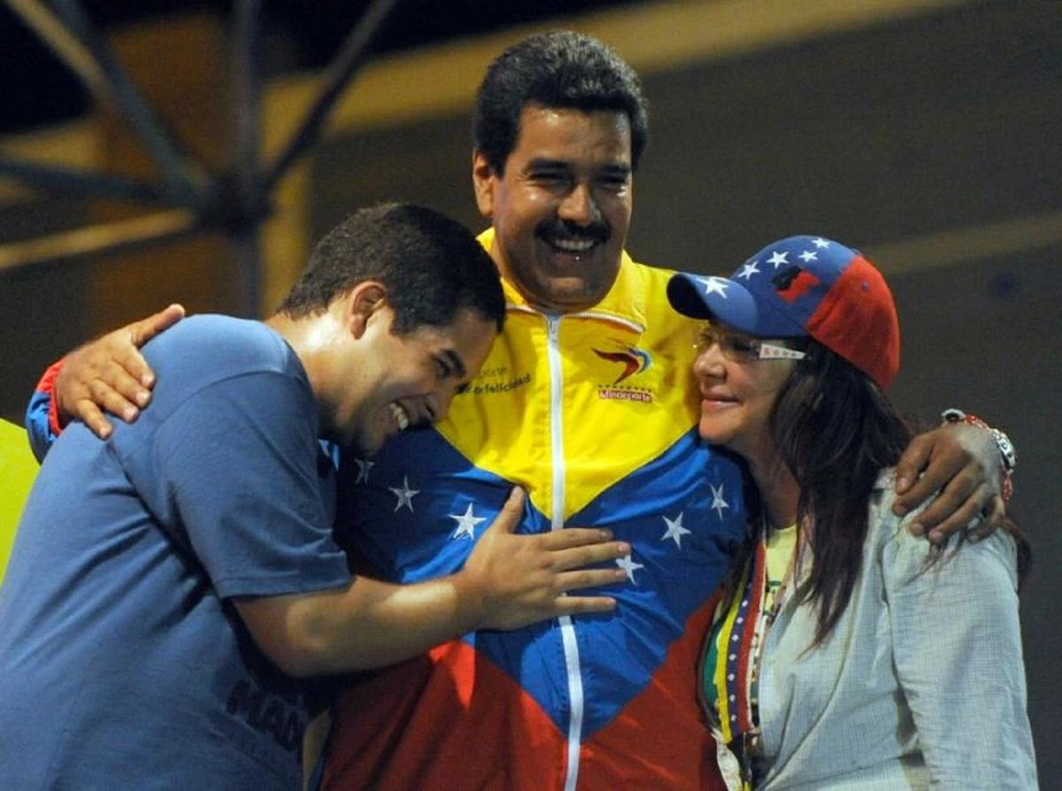 Presiden Venezuela Nicolas Maduro (tengah) bersama anaknya Nicolasito (kiri) dan istrinya (kanan) di sebuah acara di Caracas (AFP/Juan Barreto)