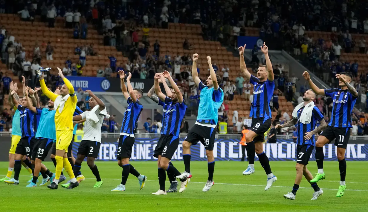 Para pemain Inter Milan merayakan kemenangan atas Spezia pada akhir pertandingan sepak bola Serie A di Stadion San Siro, Milan, Italia, 20 Agustus 2022. Inter Milan menang 3-0. (AP Photo/Luca Bruno)