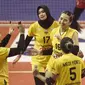 Pemain Petrokimia Gresik Pupuk Indonesia Yolla Yuliana (15) dan rekan-rekannya dalam laga melawan Kharisma Premium Bandung pada final four Livoli Divisi Utama 2022. Petrokimia menang 3-0 (25-14, 25-23, 25-20) di GOR Kimageti, Magetan, Jumat, 4 November. (foto: PBVSI)