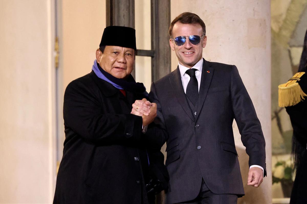 FOTO: Momen Keakraban Prabowo dan Macron dalam Pertemuan di Istana Elysee