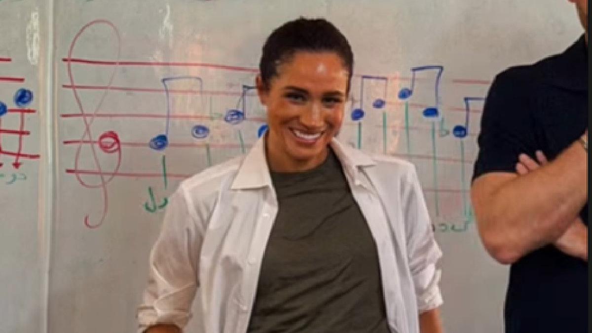 Adu Gaya Meghan Markle versus Kate Middleton dalam Kemeja Sama Beda Warna