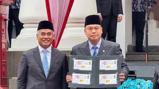 Ketua Umum Panitia Hari Bhakti Postel ke-81, Theodorus Ardi Hartoko bersama Wamenkomdigi Angga Raka Prabowo. Credit: Apjatel