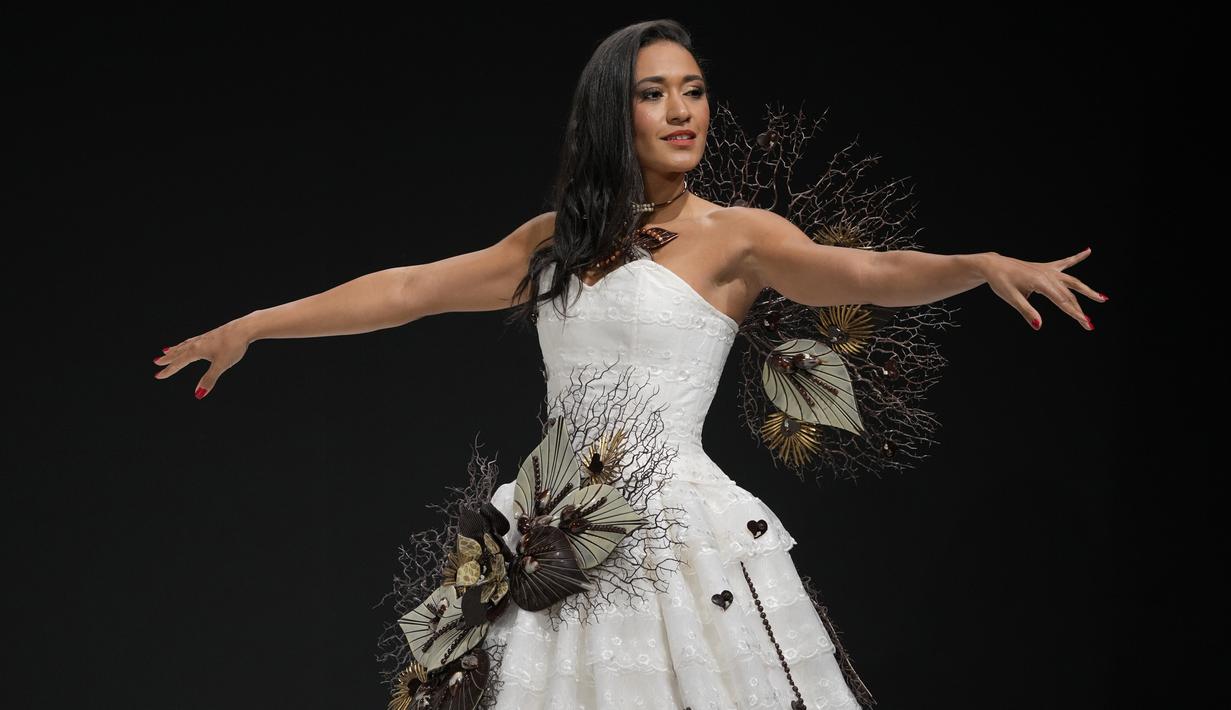Seorang model membawakan gaun bertabur cokelat selama pertunjukan sebagai bagian dari Pameran Cokelat (Salon du Chocolat) di Paris, Prancis, Rabu (27/10/2021). Acara ini menandai pembukaan pekan raya cokelat, salah satu pameran cokelat terbesar di dunia. (AP Photo/Francois Mori)