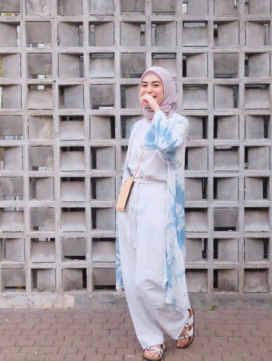 Untuk hangout, kombinasikan long cardigan bermotif dengan t-shirt dan kulot warna senada. Untuk hijab, kamu bisa pilih hijab dengan nuansa pastel. Manis abis! (Instagram/dianty.a).
