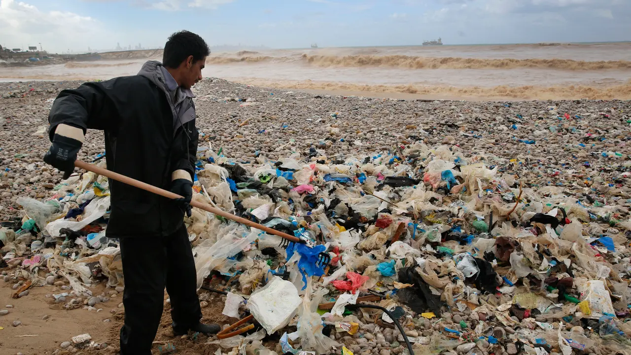 Badai Seret Sampah ke Pantai Lebanon
