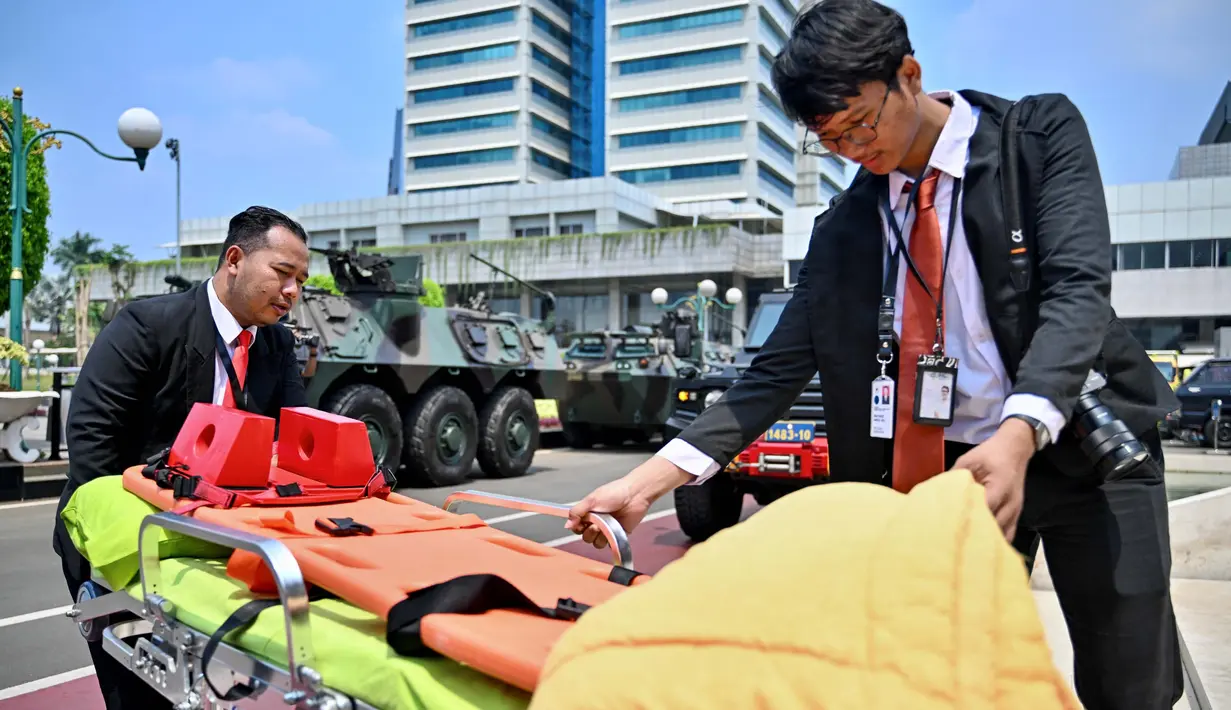 Personel dari tim kesehatan juga disiagakan. (BAY ISMOYO/AFP)
