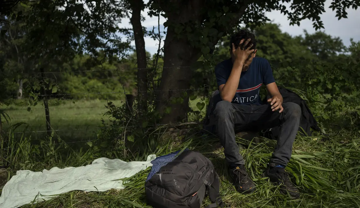 Ratusan migran Amerika Tengah, termasuk 23 anak tanpa pendamping, ditemuakn dari sebuah truk boks yang ditinggalkan di sisi jalan raya di tengah suhu yang sangat panas di negara bagian tenggara Veracruz, menurut Institut Migrasi Nasional Meksiko (INM). (AP Photo/Felix Marquez)