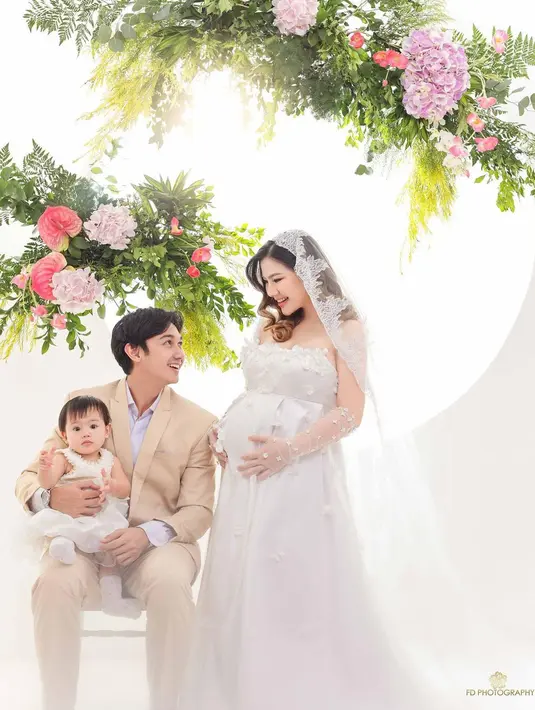 <p>Felicya Angelista dan Caesar Hito saling bertatapan dengan penuh kasih dan sayang.(Foto: Instagram/ fdphotography90)</p>