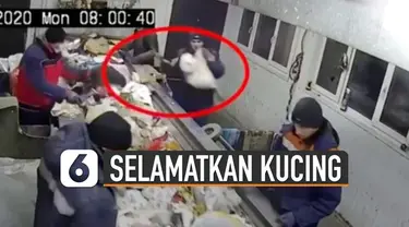 Petugas tampak menggendong dan kaget atas apa yang ditemukannya.