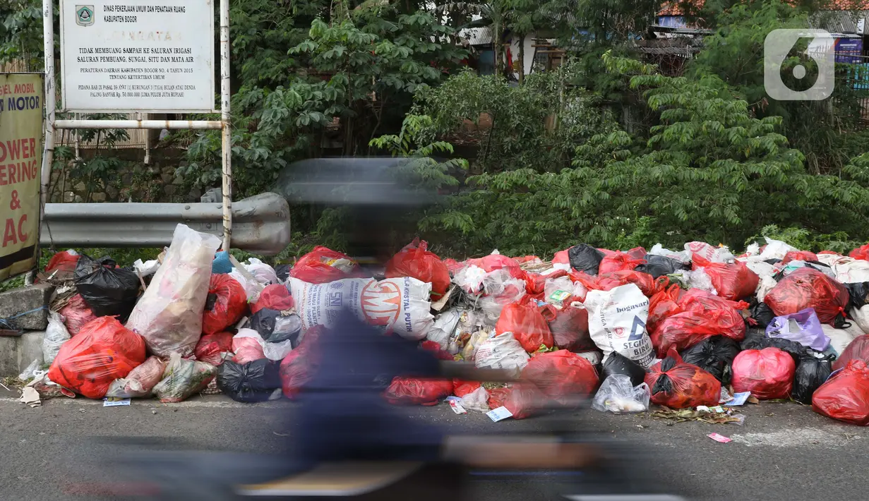 Tumpukan sampah menumpuk didekat Pasar Induk Cikema, Jalan Raya Bogor, Kabupaten Bogor, Senin (1/6/2020). Minimnya lokasi penampungan sampah semenatara dan kesadaran warga untuk membuang sampah pada tempatnya menjadikan area ini kerap dipenuhi timbunan sampah. (Liputan6.com/Helmi Fihtriansyah)