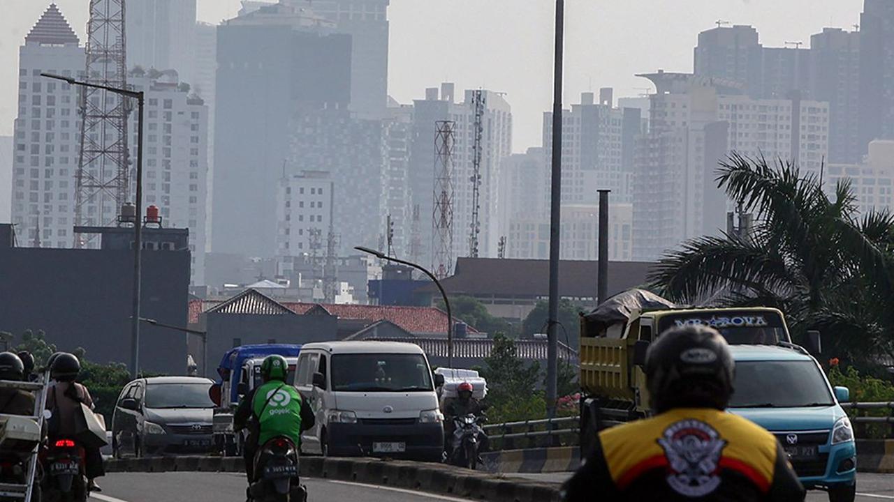 Pj Gubernur DKI Jakarta Heru Budi Hartono, melempar candaan saat ditanyai solusi mengatasi buruknya kualitas udara di Ibu Kota. 

Dia berseloroh bakal meniup polusi dari kawasan industri yang menyumbang buruknya kualitas udara di Jakarta.