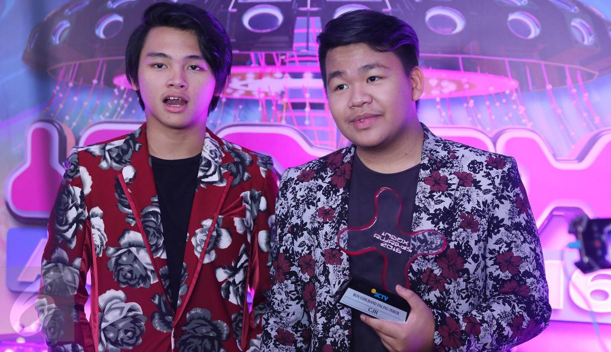 Boyband CJR berhasil meraih gelar Boy/Girlband Paling Inbox 2016 dalam ajang penghargaan di Studio 6 Emtek City, Jakarta, Rabu (19/10). CJR pernah meraih penghargaan yang sama pada gelaran Inbox Awards 2013 dan 2014. (Liputan6.com/Immanuel Antonius)