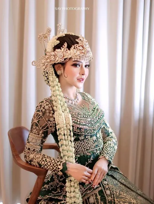 Bella Bonita saat resepsi pernikahan (Instagram/khadijahazzahra_makeup)