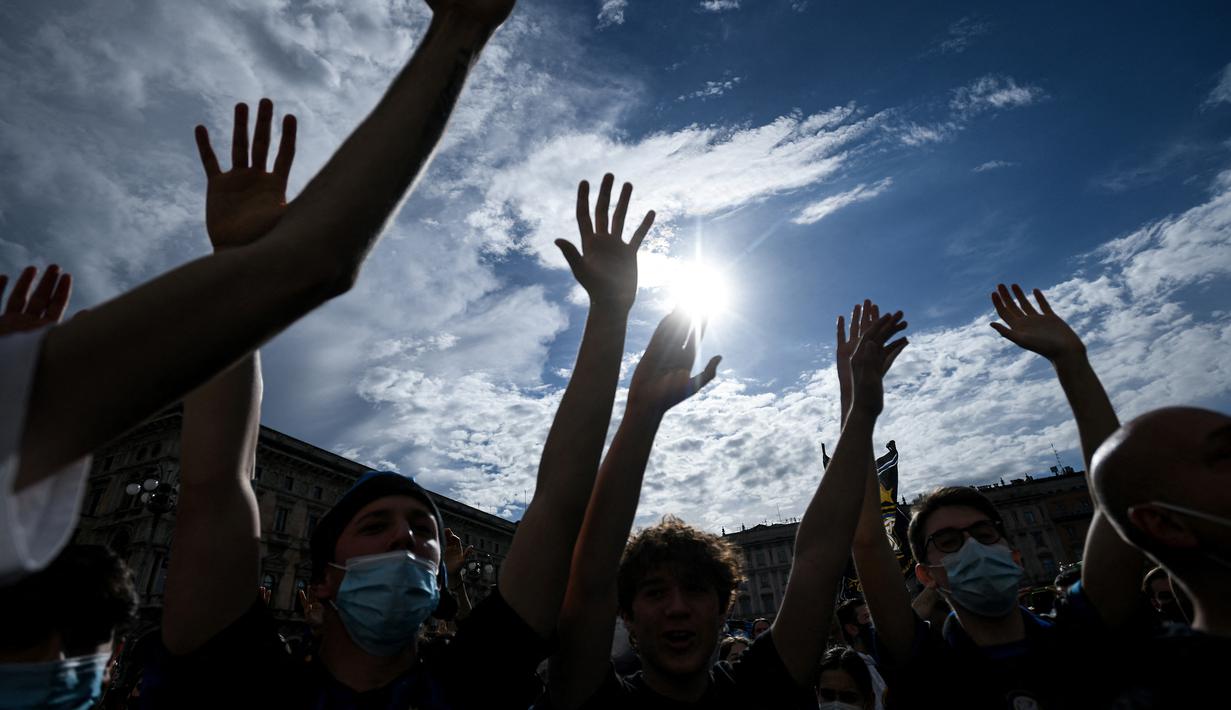 Para pendukung dan fans Inter Milan memadati kawasan Piazza Duomo, Milan, Minggu (2/5/2021) merayakan kepastian Inter Milan merebut gelar juara Scudetto Liga Italia 2020/2021. (AFP/Piero Cruciati)