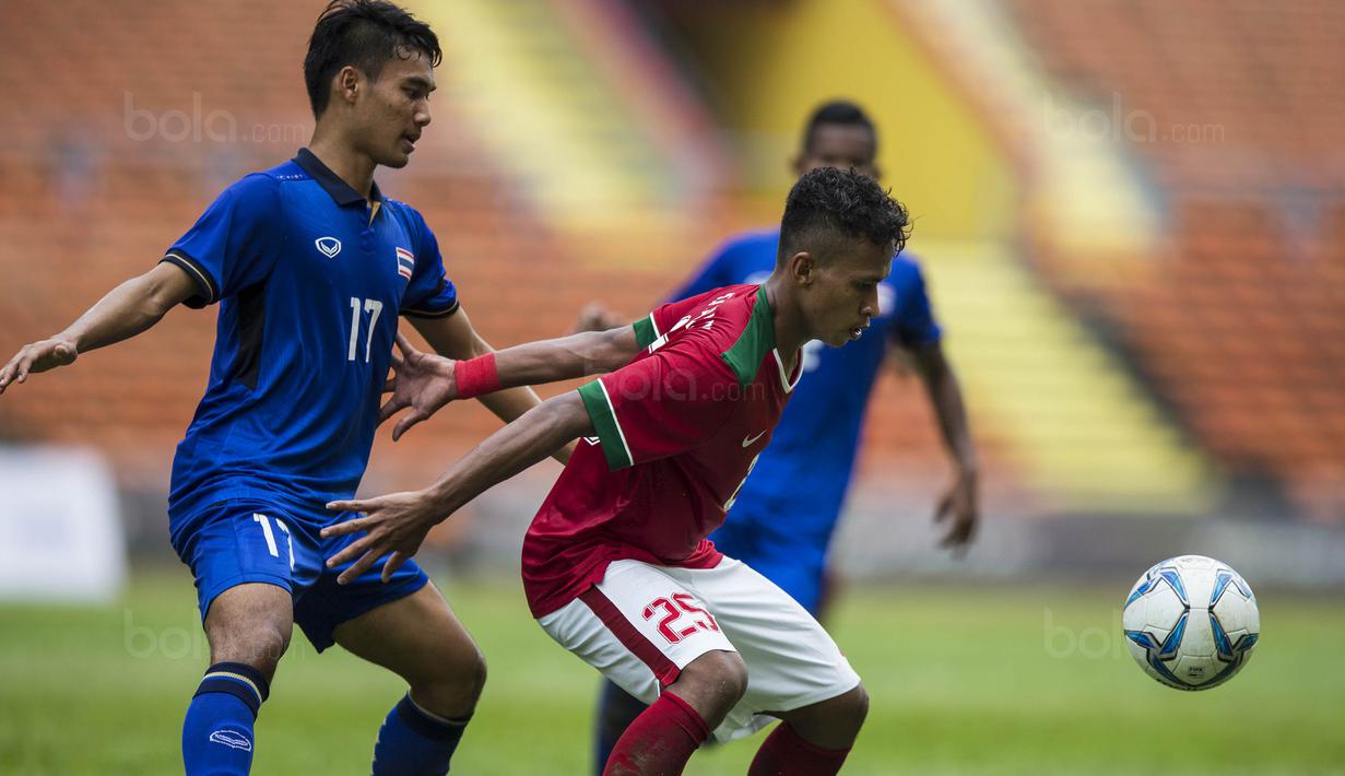 Gelandang Timnas Indonesia, Osvaldo Haay, berusaha melewati pemain Thailand pada laga SEA Games di Stadion Shah Alam, Selangor, Selasa (15/8/2017). Kedua negara bermain imbang 1-1. (Bola.com/Vitalis Yogi Trisna)
