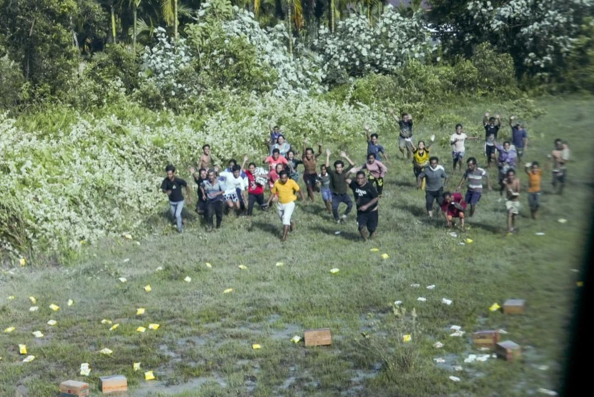 Gubernur Sumatera Utara, Muhammad Bobby Afif Nasution Salurkan Bantuan di Tapanuli Pakai Heli