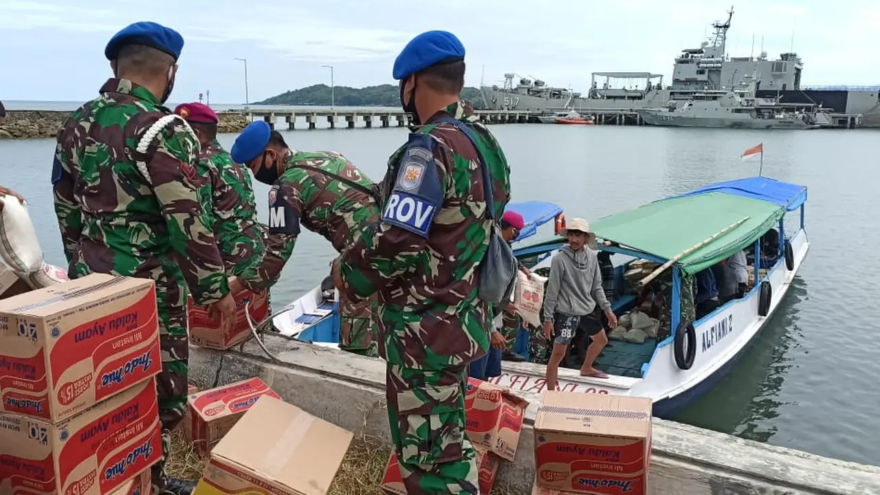 TNI AL Salurkan Bantuan Sembako ke Warga yang Berada di Kepulauan