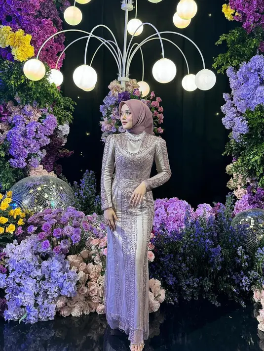 Kemudian saat  malam resepsi, Putri Delina mengganti pakaiannya menjadi lebih glamor.  [@putridelinaa]