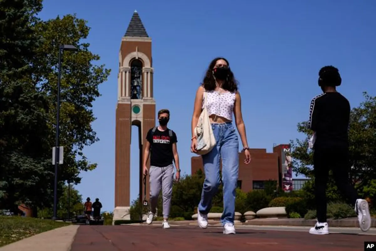 Mahasiswa Amerika Serikat tampak menggunakan masker di  Ball State University di Muncie, Ind., Kamis, 10 September 2020. (Foto: AP)