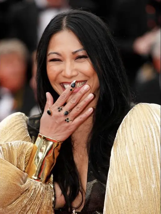 <p>Pakaian indahnya tersebut dikombinasikan dengan aksesori seperti cincin dari&nbsp;On Aura Tout Vu yang indah dengan permata hitamnya.&nbsp;@anggun_cipta</p>