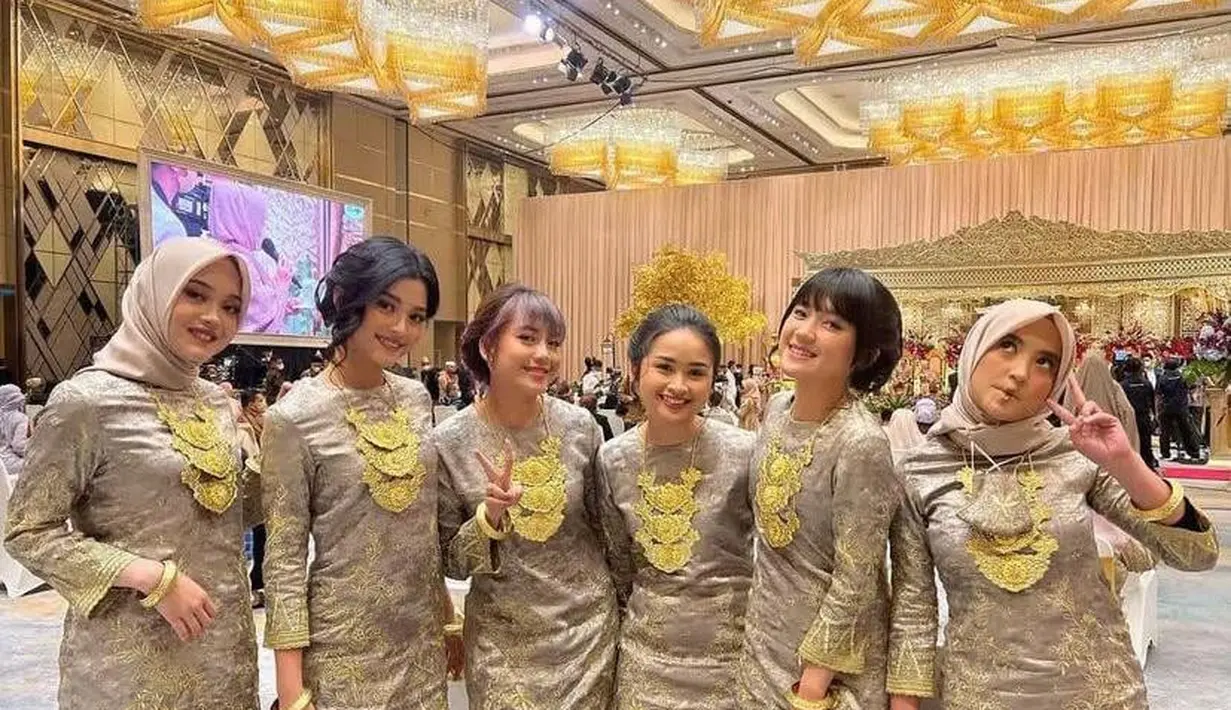 Di momen akad nikah Ria Ricis, sederet selebriti yang menjadi bridesmaids-nya tampil dalam balutan pakaian adat Palembang. (Instagram/groombridesindonesia).